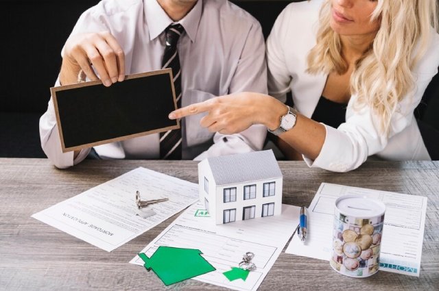 Travailler avec un agent immobilier : les avantages et les inconvénients à connaître en 2025