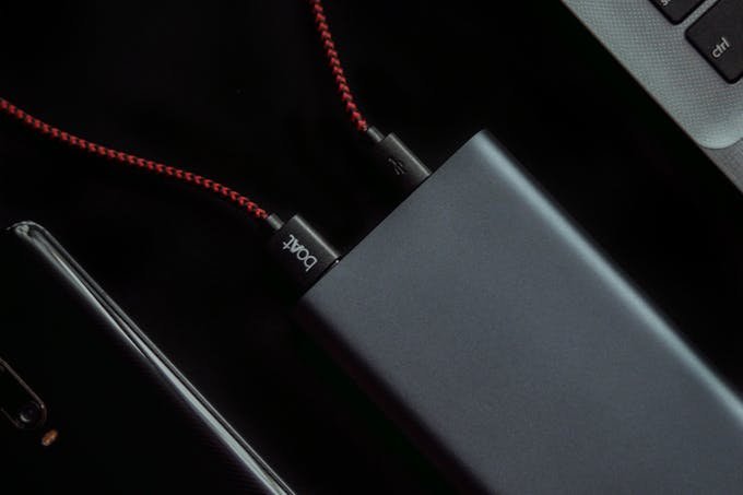 Opter pour un chargeur fiable : un choix qui protège votre matériel