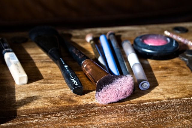 Sublimez votre regard : astuces de maquillage pour mettre en valeur les paupières lourdes.