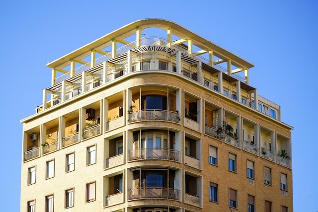 Comprendre la loi Alur : les points clés pour les propriétaires d’appartements locatifs